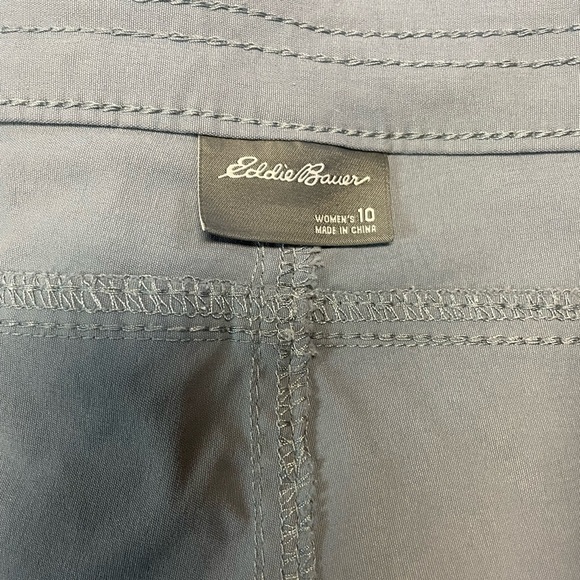 Eddie Bauer dust blue hiking short. Mesh pockets and quick dry fabric. Size 10 - Picture 4 of 6